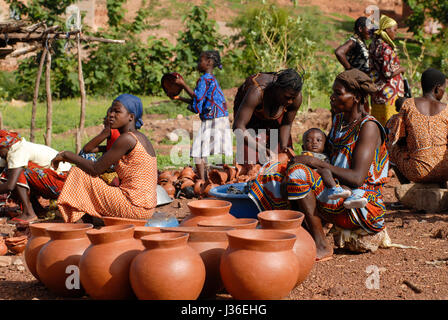 BURKINA Faso, Gaoua, women sell pottery at market / BURKINA FASO, Gaoua, Frauen verkaufen Toepferwaren auf dem Markt Stock Photo