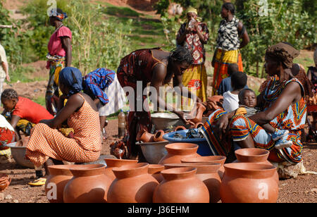 BURKINA Faso, Gaoua, women sell pottery at market / BURKINA FASO, Gaoua, Frauen verkaufen Toepferwaren auf dem Markt Stock Photo