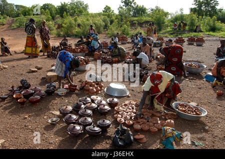 BURKINA Faso, Gaoua, women sell pottery at market / BURKINA FASO, Gaoua, Frauen verkaufen Toepferwaren auf dem Markt Stock Photo