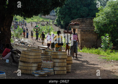 BURKINA Faso, Gaoua, women go to the market / BURKINA FASO, Gaoua, Frauen auf dem Markt Stock Photo