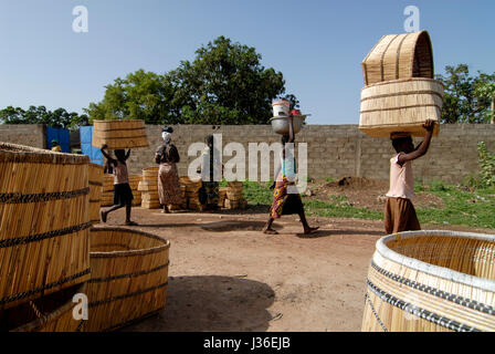 BURKINA Faso, Gaoua, women go to the basket market / BURKINA FASO, Gaoua, Frauen auf dem Korb Markt Stock Photo