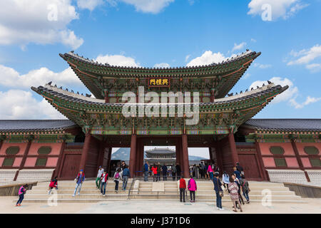 https://l450v.alamy.com/450v/j371d6/seoul-korea-april-12-2015-the-gate-of-gyeongbokgung-palace-in-seoul-j371d6.jpg