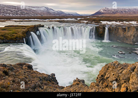 Goðafoss / Godafoss, waterfall in the glacial river Skjálfandafljót in winter, Bárðardalur / Bardardalur, Iceland Stock Photo
