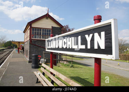 Station platform and sign at the Bala Lake Railway at Llanuwchllyn station a narrow gauge steam train heritage line Stock Photo