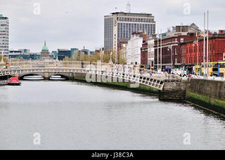 Ha'penny Bridge, also known as the Liffey Bridge, over the River Liffey connects Liffey Street with the Temple Bar area. Dublin, Ireland. Stock Photo