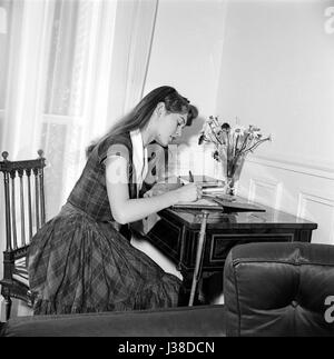 Brigitte Bardot in the appartment where she lives with her husband Roger Vadim,  Boulevard Exelmans in Paris. c.1953-1954 Photo Georges Rétif de la Bretonne  Photo12 does not manage Brigitte Bardot copyright. For all non editorial use, an atuhorization must be asked to Open Art Productions. Open Art Productions 9, rue des Suisses 92380 Garches, France +33(0)1 41 38 85 85 Stock Photo