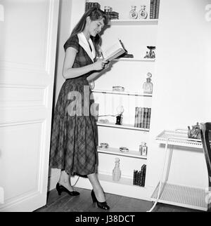 Brigitte Bardot in the appartment where she lives with her husband Roger Vadim,  Boulevard Exelmans in Paris. c.1953-1954 Photo Georges Rétif de la Bretonne  Photo12 does not manage Brigitte Bardot copyright. For all non editorial use, an atuhorization must be asked to Open Art Productions. Open Art Productions 9, rue des Suisses 92380 Garches, France +33(0)1 41 38 85 85 Stock Photo