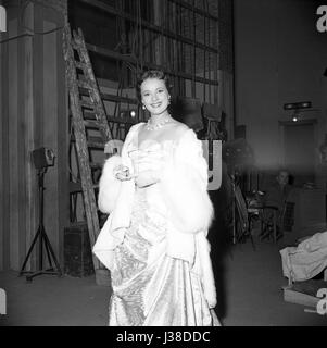 Jeanne Moreau, French actress, on the set of 'Les Intrigantes', directed by Henri Decoin. 1954 Photo Georges Rétif de la Bretonne Stock Photo