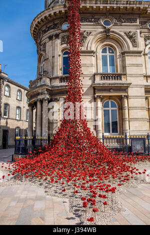 Poppies flowing from the weeping window in Victoria square Hull Stock Photo