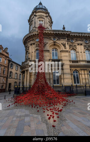 Poppies flowing from the weeping window in Victoria square Hull Stock Photo