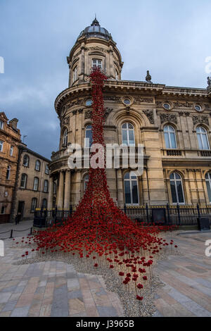 Poppies flowing from the weeping window in Victoria square Hull Stock Photo