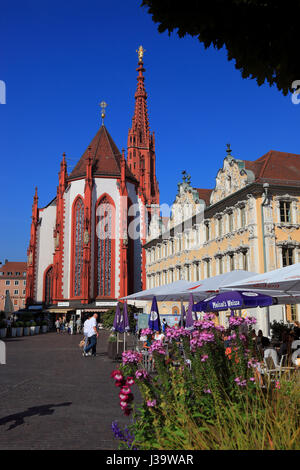 Deutschland, Unterfranken, in der Altstadt von Wuerzburg, Blick auf die Marienkapelle und das Falkenhaus am Marktplatz Stock Photo