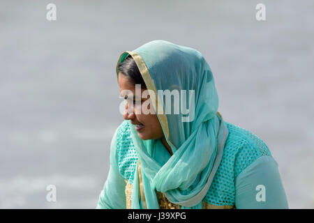 Portrait of Keralan woman wearing a sari headscarf at Beypore beach (Beypur), Kozhikode District (Calicut), Kerala, South India, South Asia Stock Photo