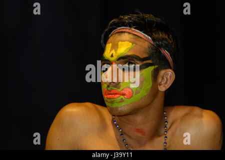 Dancer applying make-up for a Kathakali dance show at the Kerala Kathakali Cultural Centre in Fort Kochi (Cochin), Kerala, South India, South Asia Stock Photo