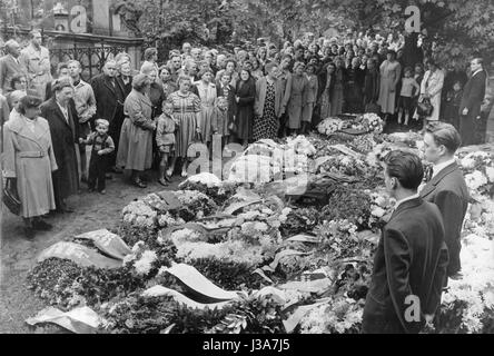 Burial of Bertolt Brecht, 1956 Stock Photo