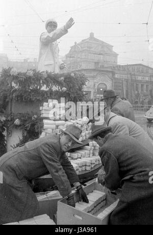 Honoring the top three traffic policemen of Munich, 1952 Stock Photo