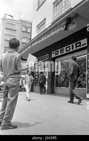 Street scene in Mexico City, 1970 Stock Photo: 139754130 - Alamy