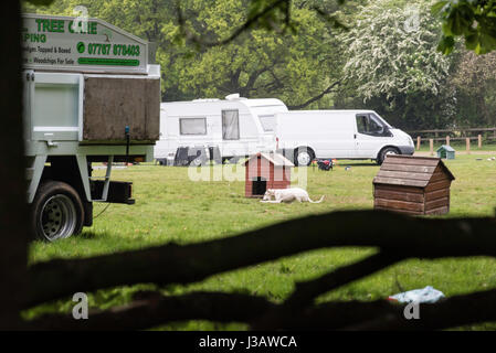 Brentwood, Essex, 4th May 2017,  A large group of Travellers have invaded South Weald Park in Brentwood, Essex Credit: Ian Davidson/Alamy Live News Stock Photo