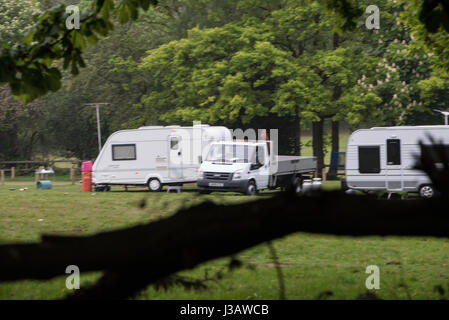 Brentwood, Essex, 4th May 2017,  A large group of Travellers have invaded South Weald Park in Brentwood, Essex Credit: Ian Davidson/Alamy Live News Stock Photo