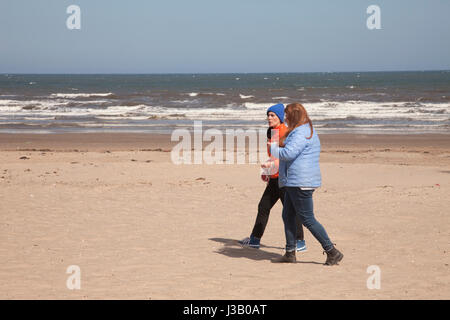 Portobello beach, Edinburgh, UK. 4th May, 2017. UK Weather. Two women walking on sunny day on the beach of Portobello in Edinburgh, Scotland, UK. Weather: 4.5.2017 Credit: Gabriela Antosova/Alamy Live News Stock Photo