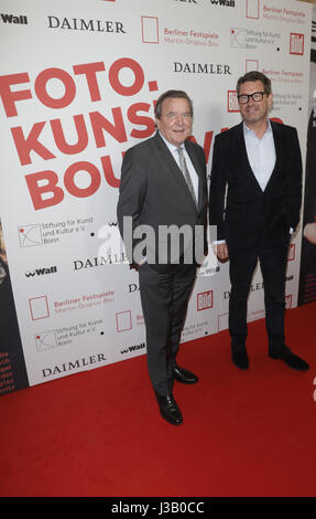 Berlin, Germany. 4th May, 2017. Former German chancellor Gerhard Schroeder (L) and former editor and chief Kai Dieckmann arrive for the vernissage of the exhibition 'Foto.Kunst.Boulevard' at the Martin-Gropius-Bau in Berlin, Germany, 4 May 2017. The exhibition will be opened until the 9th of July 2017. Photo: Jörg Carstensen/dpa/Alamy Live News Stock Photo