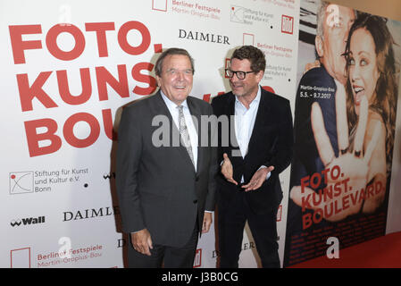 Berlin, Germany. 4th May, 2017. Former German chancellor Gerhard Schroeder (L) and former editor and chief Kai Dieckmann arrive for the vernissage of the exhibition 'Foto.Kunst.Boulevard' at the Martin-Gropius-Bau in Berlin, Germany, 4 May 2017. The exhibition will be opened until the 9th of July 2017. Photo: Jörg Carstensen/dpa/Alamy Live News Stock Photo