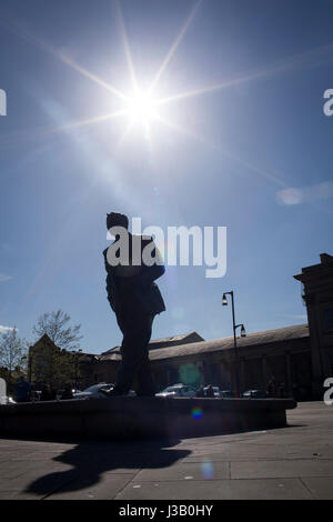 Huddersfield, UK. 4th May, 2017. UK weather. The statue of Harold Wilson at Huddersfield railway station enjoys the sunshine. James Harold Wilson, Baron Wilson of Rievaulx, KG, OBE, PC, FRS, FSS (11 March 1916 – 24 May 1995) was a British Labour Party politician who served as the Prime Minister of the United Kingdom from 1964 to 1970 and 1974 to 1976. Credit: Windmill Images/Alamy Live News Stock Photo