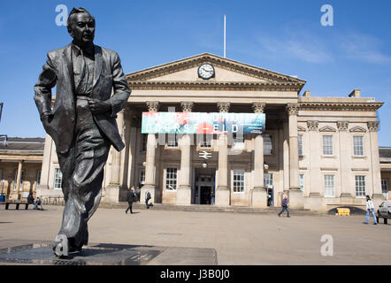 Huddersfield, UK. 4th May, 2017. UK weather. The statue of Harold Wilson at Huddersfield railway station enjoys the sunshine. James Harold Wilson, Baron Wilson of Rievaulx, KG, OBE, PC, FRS, FSS (11 March 1916 – 24 May 1995) was a British Labour Party politician who served as the Prime Minister of the United Kingdom from 1964 to 1970 and 1974 to 1976. Credit: Windmill Images/Alamy Live News Stock Photo