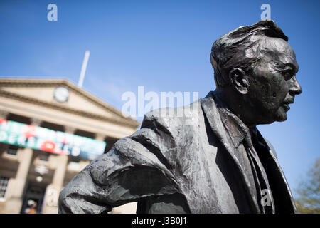 Huddersfield, UK. 4th May, 2017. UK weather. The statue of Harold Wilson at Huddersfield railway station enjoys the sunshine. James Harold Wilson, Baron Wilson of Rievaulx, KG, OBE, PC, FRS, FSS (11 March 1916 – 24 May 1995) was a British Labour Party politician who served as the Prime Minister of the United Kingdom from 1964 to 1970 and 1974 to 1976. Credit: Windmill Images/Alamy Live News Stock Photo