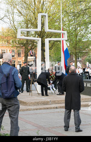 Dordrecht, Netherlands. 4th May, 2017. Mayor Peter van der Velden laying flowers at war monument on Sumatraplein on the National Remembrance Day in Dordrecht. Credit: Tony Taylor/Alamy Live News Stock Photo