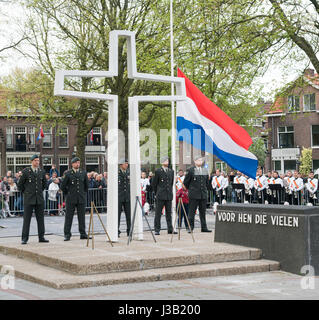 Dordrecht, Netherlands. 4th May, 2017. Dutch soldiers standing to attention at the war monument on Sumatraplein on the National Remembrance Day in Dordrecht. Credit: Tony Taylor/Alamy Live News Stock Photo