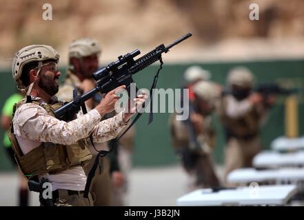 Amman, Jordan. 4th May, 2017. Soldiers take part in the 9th Annual Warrior Competition at the King Abdullah II Training Center for Special Operations in Amman, Jordan, on May 4, 2017. Credit: Mohammed Abu Ghosh/Xinhua/Alamy Live News Stock Photo