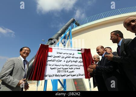 Amman, Jordan. 4th May, 2017. Chinese Ambassador to Jordan, Pan Weifang (L), attends the inauguration ceremony of China-funded water project in Zarqa, north of Jordan, on May 4, 2017. Jordan on Thursday inaugurated a mega water project funded by China that seeks to reduce pressure on Jordan. Credit: Mohammad Abu Ghosh/Xinhua/Alamy Live News Stock Photo