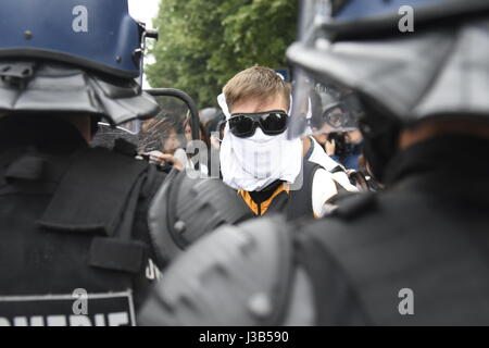 Paris, France. 05th May, 2017. Student demonstration in Bastille at Paris. Manifestation of the students at Bastille. The demonstrators are blocked and surrounded by the police who take them back to the subway Credit: LE PICTORIUM/Alamy Live News Stock Photo