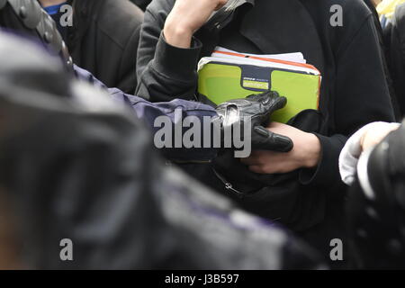 Paris, France. 05th May, 2017. Student demonstration in Bastille at Paris. Manifestation of the students at Bastille. The demonstrators are blocked and surrounded by the police who take them back to the subway Credit: LE PICTORIUM/Alamy Live News Stock Photo