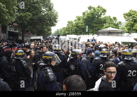 Paris, France. 05th May, 2017. Student demonstration in Bastille at Paris. Manifestation of the students at Bastille. The demonstrators are blocked and surrounded by the police who take them back to the subway Credit: LE PICTORIUM/Alamy Live News Stock Photo