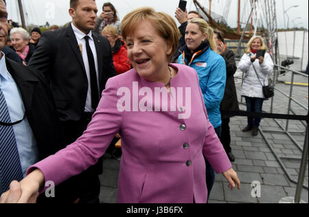 Eckernforde, Germany. 05th May, 2017. German Chancellor Angela Merkel arrives to a CDU campaign event in in Eckernforde, Germany, 05 May 2017. A new Landtag (state parliament) will be chosen in Schleswig-Holstein 07 May 2017. Photo: Carsten Rehder/dpa/Alamy Live News Stock Photo