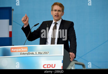 Eckernforde, Germany. 05th May, 2017. The CDU's lead candidate for the 07 May Landtag (state parliament) election, Daniel Gunther, speaks at a campaign event in Eckernforde, Germany, 05 May 2017. Photo: Carsten Rehder/dpa/Alamy Live News Stock Photo