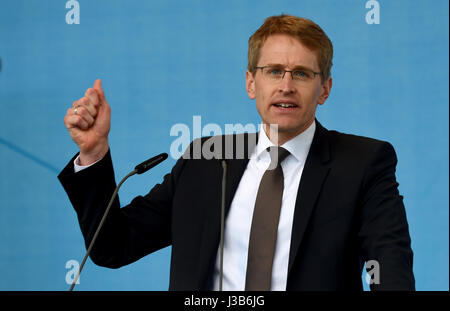 Eckernforde, Germany. 05th May, 2017. The CDU's lead candidate for the 07 May Landtag (state parliament) election, Daniel Gunther, speaks at a campaign event in Eckernforde, Germany, 05 May 2017. Photo: Carsten Rehder/dpa/Alamy Live News Stock Photo