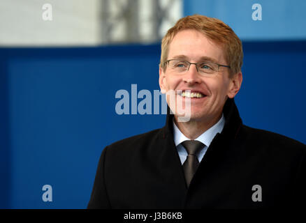 Eckernforde, Germany. 05th May, 2017. The CDU's lead candidate for the 07 May Landtag (state parliament) election, Daniel Gunther, stands on stage at a campaign event in Eckernforde, Germany, 05 May 2017. Photo: Carsten Rehder/dpa/Alamy Live News Stock Photo