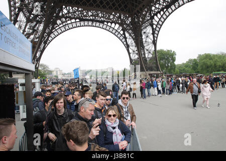 Paris, France. 05th May, 2017. Tourists in line after security check to enter under the Eiffel Tower on May 5, 2017 as part of the 'Sentinelle' security plan in Paris, France. ? Credit: VWPics/Alamy Live News Stock Photo