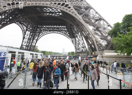 Paris, France. 05th May, 2017. Tourists in line before of the security check to enter under the Eiffel Tower on May 5, 2017 as part of the 'Sentinelle' security plan in Paris, France. Credit: VWPics/Alamy Live News Stock Photo