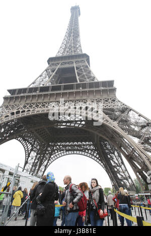 Paris, France. 05th May, 2017. Tourists in line for security check before entering under the Eiffel Tower on May 5, 2017 as part of the 'Sentinelle' security plan in Paris, France. Credit: VWPics/Alamy Live News Stock Photo