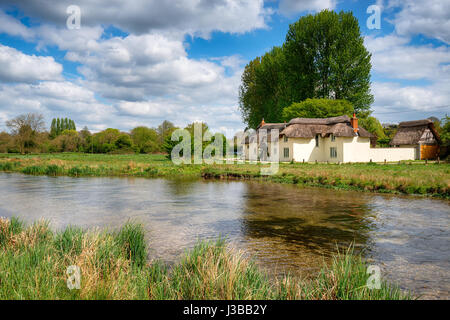 Thatched cottage on the banks of the river Test at Chilbolton Cow Common in Hampshire Stock Photo