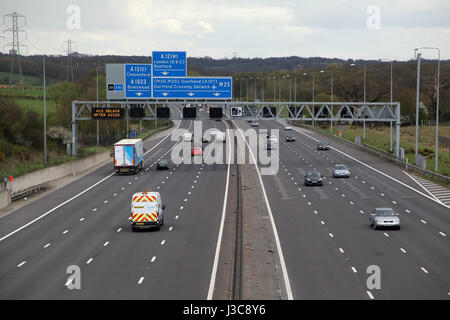 Brentwood, Essex, 1 April 2017 - M25 motorway traffic between Jnc 27 and Jnc 28 Stock Photo