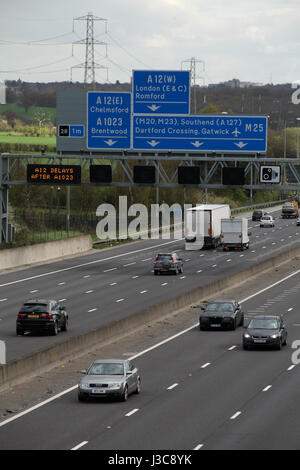 Brentwood, Essex, 1 April 2017 - M25 motorway traffic between Jnc 27 and Jnc 28 Stock Photo