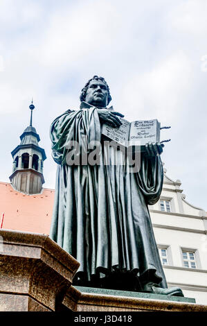 Denkmal für Martin Luther auf dem Marktplatz von Wittenberg; memorial of Luther on the marketplace in Wittenberg Stock Photo