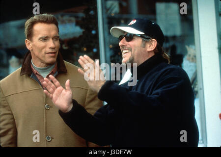 Brian Levant Brian Levant Director: Brian Levant avec Arnold Schwarzenegger sur le tournage / on the set du film La Course aux jouets, Jingle All the Way  Year: 1996 USA Stock Photo