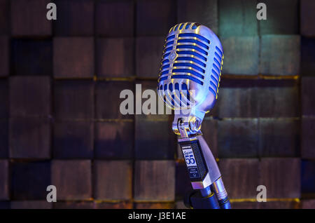 MINSK, BELARUS - SEPTEMBER 29, 2015: Silver old fashioned stage microphone- SHURE Super 55 Deluxe against wood background. Voice recording concept Ret Stock Photo