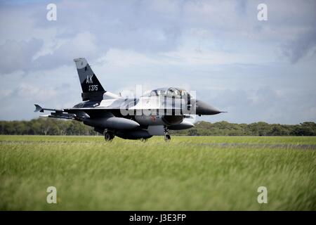 A USAF F-16 Fighting Falcon fighter aircraft lands at the Royal Australian Air Force Base Williamtown during Exercise Diamond Shield March 24, 2017 in Williamtown, New South Wales, Australia.    (photo by Steven R. Doty/US Air Force  via Planetpix) Stock Photo